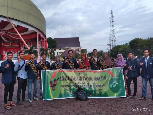 Ormawa dan Duta Politeknik Negeri Bengkalis Bagi-bagi Takjil